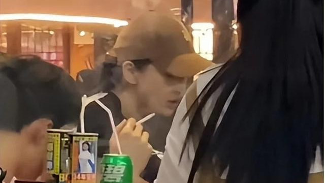 明星素颜|baby街边吃夜宵被偶遇，素颜状态依旧很能打，大口狂吃太接地气