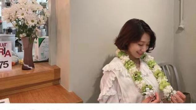 朴信惠 朴信惠婚后首晒照，剪短发变贤惠小媳妇，身材圆润孕期更显女人味