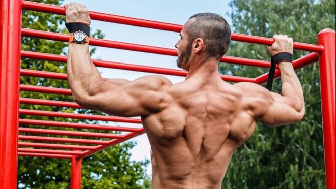 单杠|引体向上硬拉8个，已经属于高手级别，背部和手臂肌肉力量强大