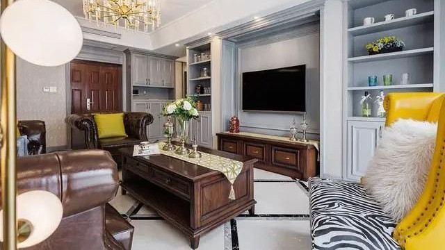 138平三居室没有玄关进门就是客厅，蓝灰色收纳柜，看起来很有质感