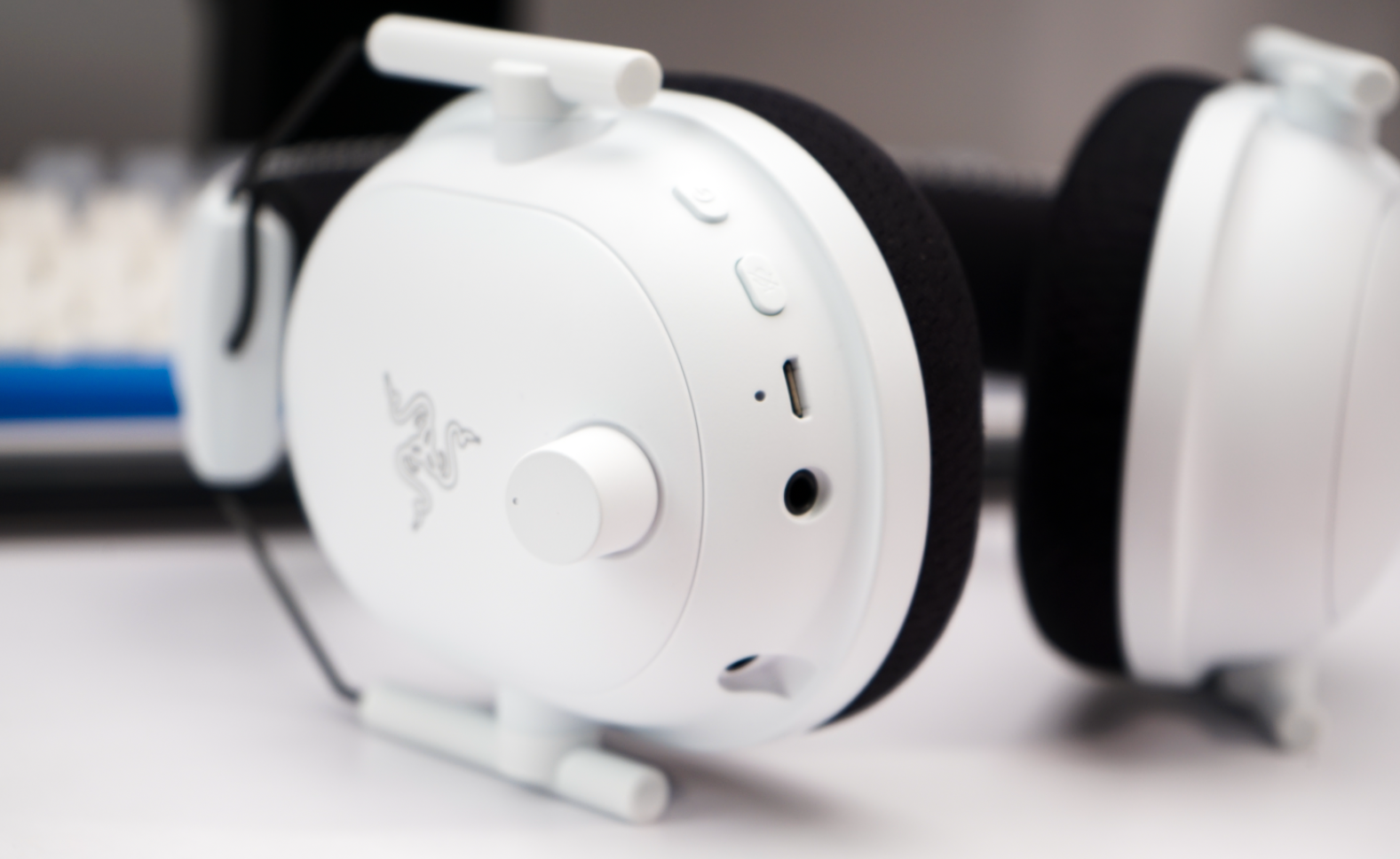 雷蛇|纯白外观还不夹头!618给入手第一弹——雷蛇旋风黑鲨V2专业版