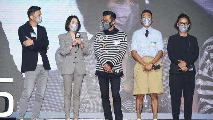 刘嘉玲|香港国际电影节，刘嘉玲穿西装秀身材抢尽风头，外网无修图太惊艳