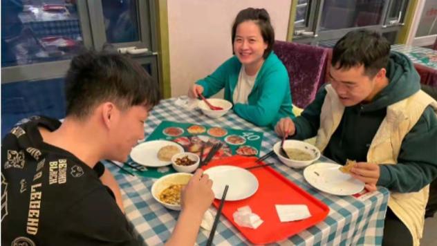 袁冰妍|岳云鹏妻子郑敏带俩徒弟爬香山看日出，3个人穿3个季节的服装！