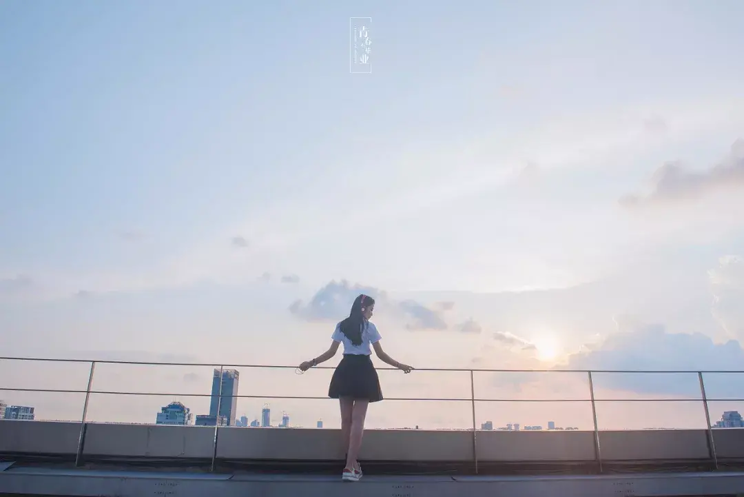 望着有你的远方，许下一个愿望，希望某个清晨抑或黄昏，你会突然出现。