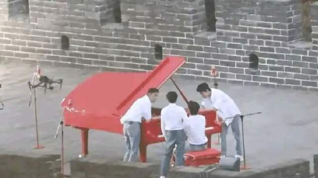 张艺兴|肖战王源陈伟霆张艺兴被拍合体排练，疑似为七一节目做准备