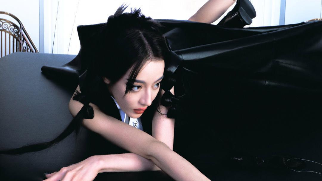 铁拳|迪丽热巴穿吊带裙拍大片，地上影子引起热议，网友：得罪了修图师