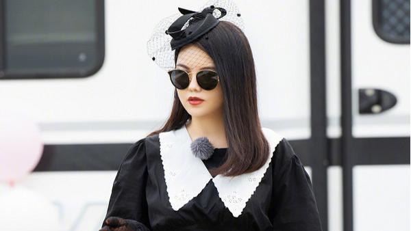 穿衣搭配|李湘的梨型身材就别穿这么紧了，虽然勒出了曲线感，但却并不高级