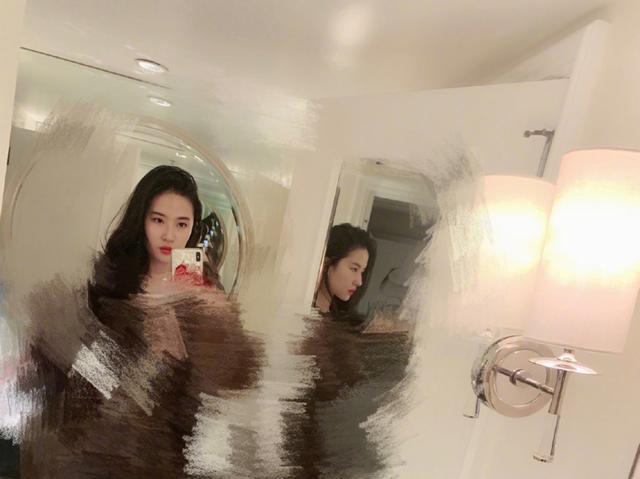 刘亦菲|刘亦菲晒新衣，打马赛克吊人胃口，网友：不能露出来？