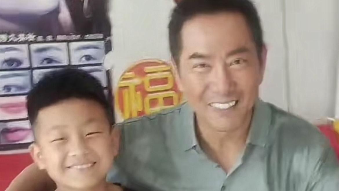 |51岁姚刚现身小理发店！满脸堆笑T恤湿透，“赖”着不走蹭空调