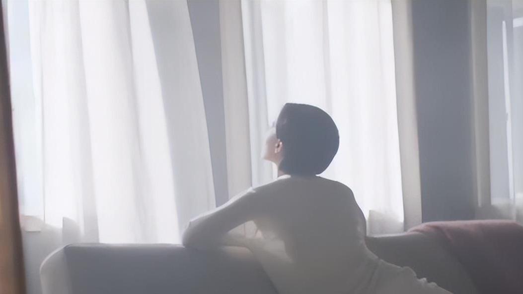 王菲|52岁王菲拍内衣广告突破尺度，光着脚平躺在沙发上，身材凹凸有致