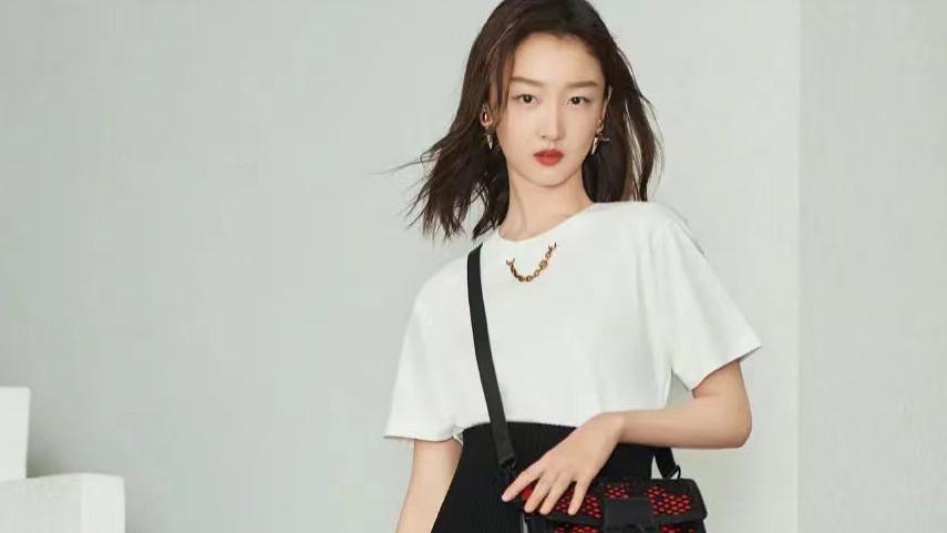 周冬雨|周冬雨不愧是LV心尖宠！新广告穿拼接鱼尾裙赢了刘亦菲，气场超强