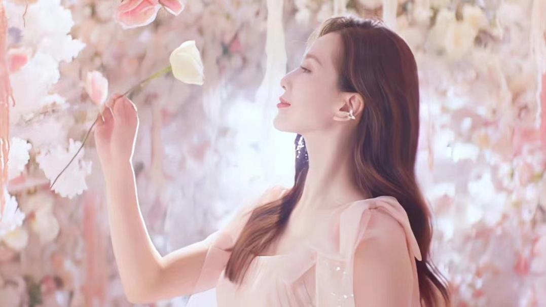 刘诗诗|刘诗诗靠气质拿下贵妇代言！穿粉裙美成迪士尼在逃公主，脸太显嫩