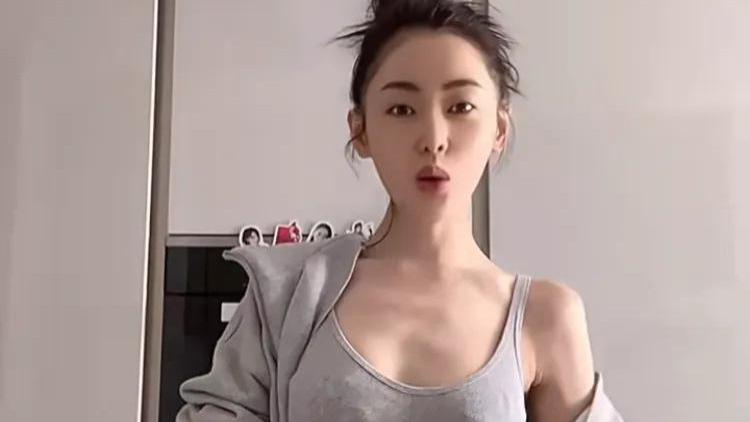 张天爱|出道12年不满30岁？张天爱刻意秀香肩晒早餐，网友：衣服先穿好！