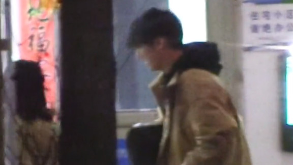 张子枫|张子枫焉栩嘉恋情再添锤！被拍再次回爆料小区，被追问沉默无语