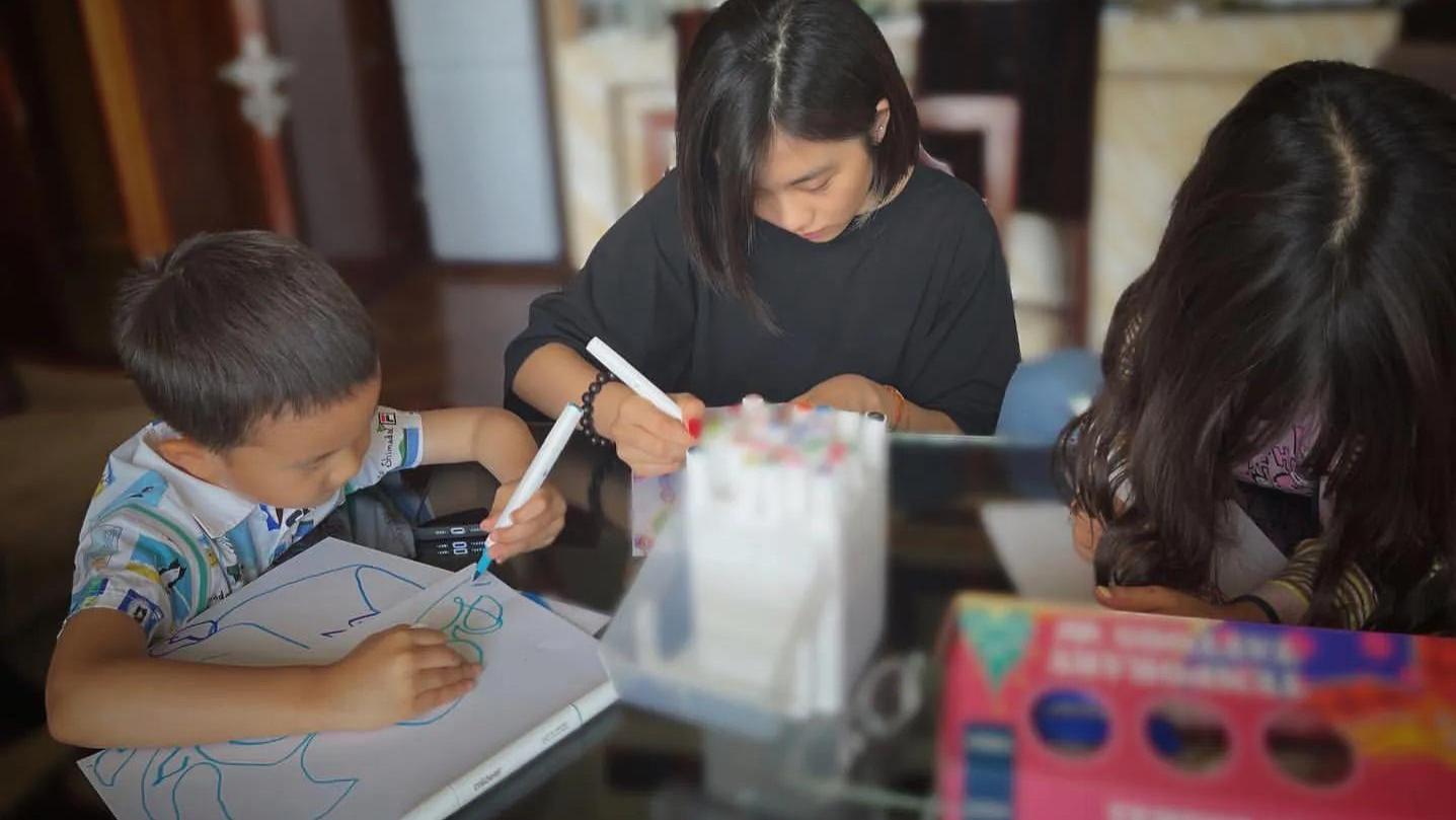 姐姐|黄磊大女儿教妹妹弟弟画画，姐弟同框温馨有爱，4岁弟弟左手拿笔