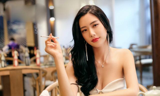 周星驰|模仿周星驰，连片名都不改，靠性感出镜的她，成了这部网大的看点