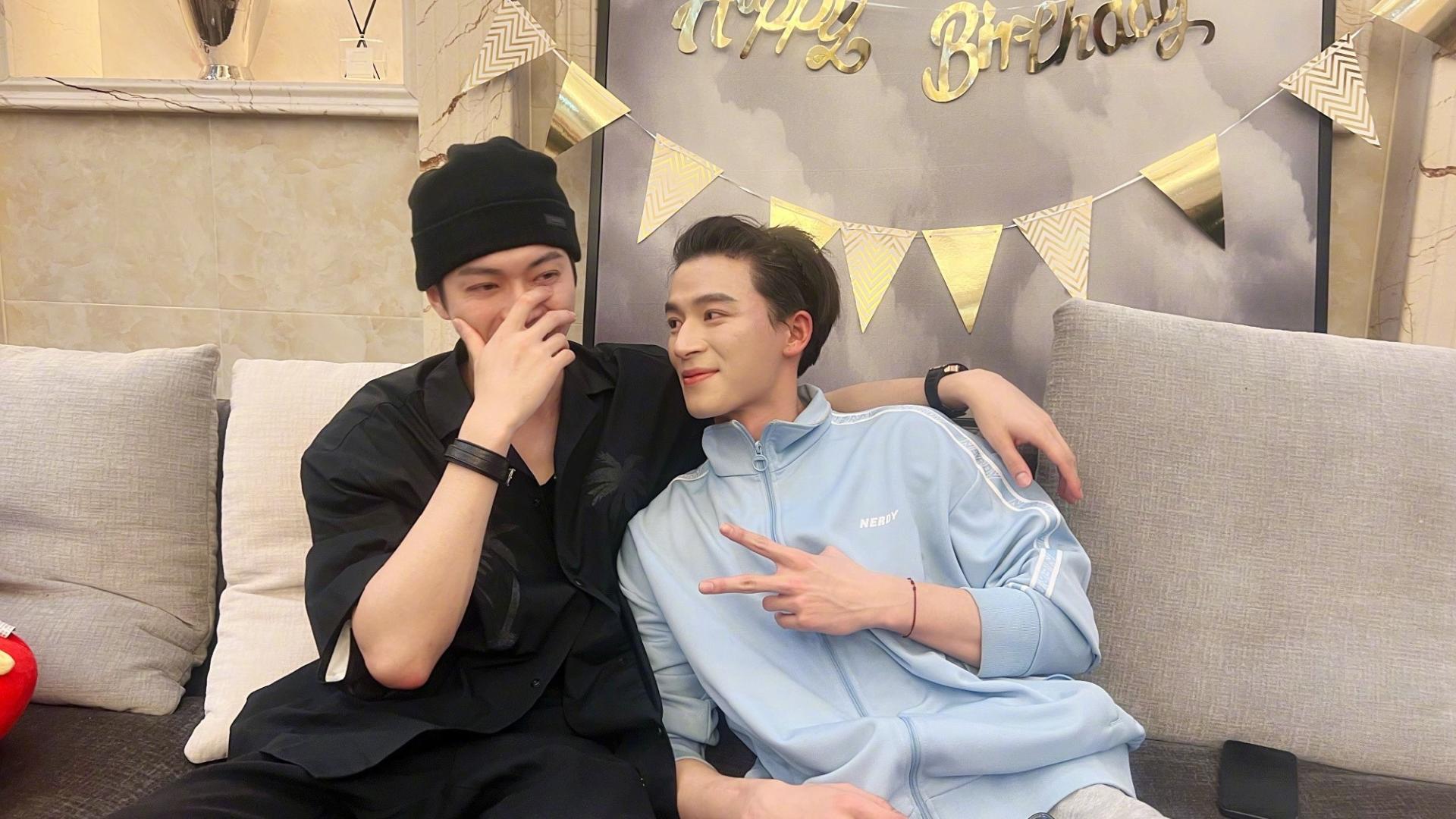 许凯|于正为两大爱将庆生，许凯黑色小背心抢镜，王星越满眼红血丝