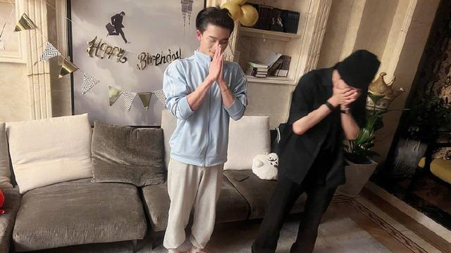 许凯|于正为旗下艺人许凯王星越庆生，好友齐聚场面热闹，景甜惊喜现身