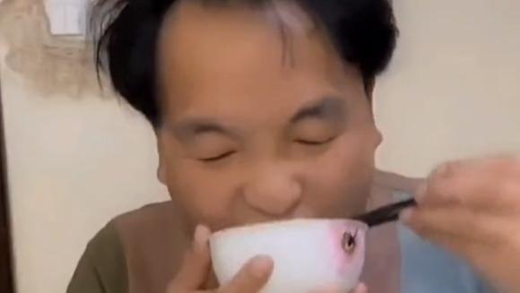 赵本山|赵本山72号徒弟生活凄凉：大米饭配黄豆酱，喝3元一罐的啤酒