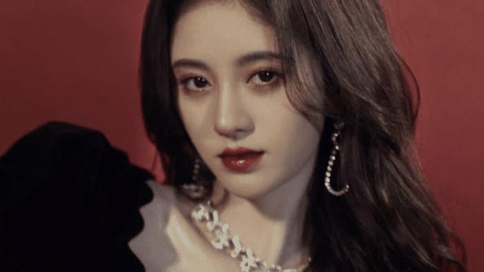 吉娜·爱丽丝|吉娜为什么不愿摘下假睫毛？晒出素颜照后，网友：说她40我都信