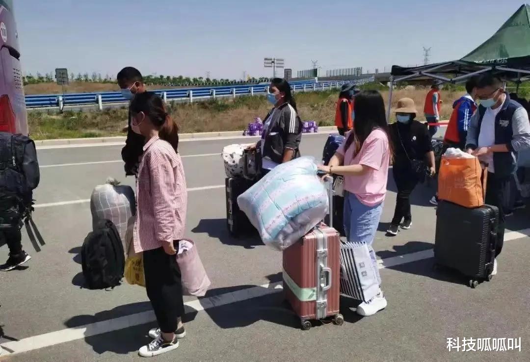 富士康|没人组装iPhone了,富士康立刻,在高速路口“抢人”