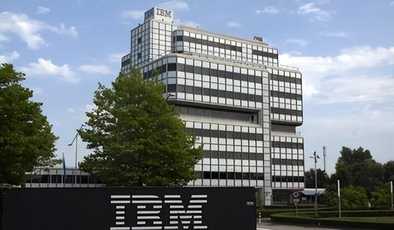 比尔·盖茨|比尔盖茨从哈佛退学创立微软，跟美国计算机界撕破脸皮，底气是啥