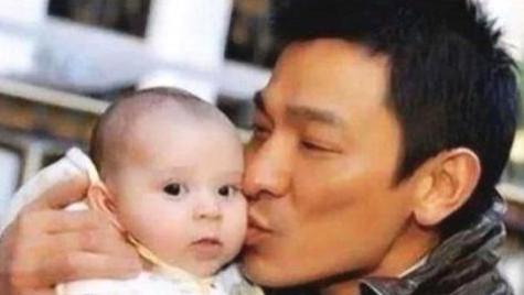 季东燃|?39年前，他被刘德华亲过，被周润发抱过，如今成为一代巨星