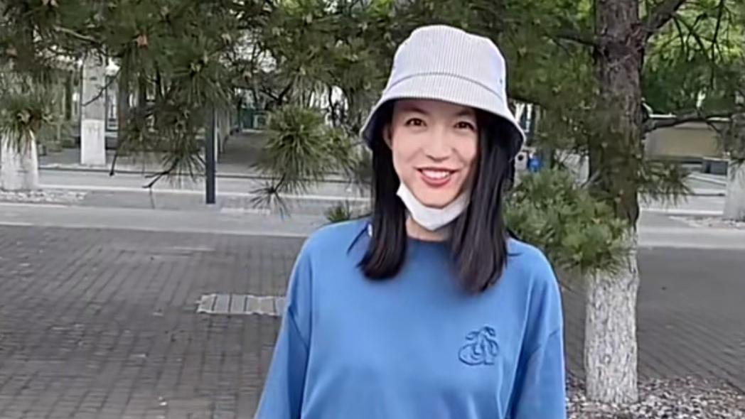 张梓琳|张梓琳封闭路段玩滑板，穿健美裤生完娃后曲线更好，皮肤Q弹好嫩