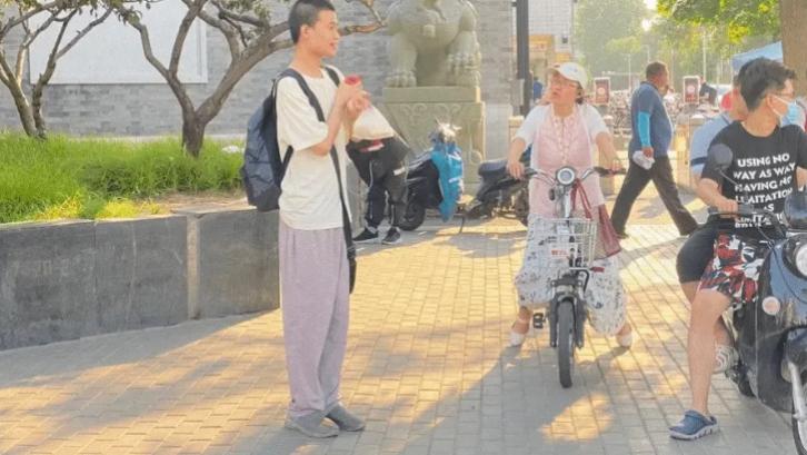 智能手机|韦神向现实低头？为查看行程码买智能手机，还被网友当街“捉弄”