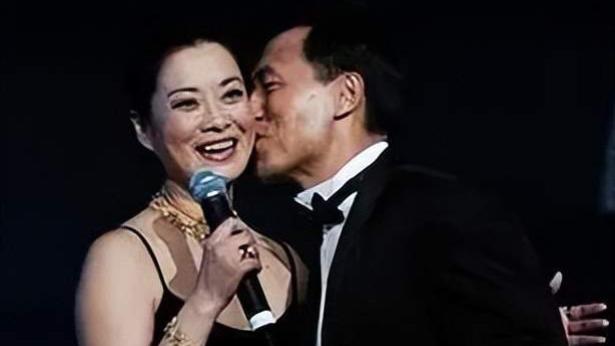 毛阿敏|毛阿敏富豪丈夫突然离世，留下260亿遗产，最后为何交给一个外人？