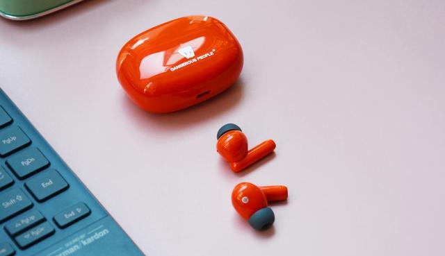 蓝牙耳机|薛之谦联名漫步者FitPodsDSP:年轻人的第一款真无线蓝牙耳机