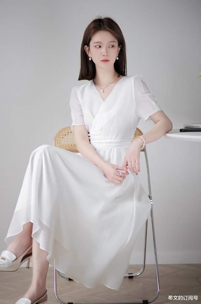 白色国风连衣裙，色彩丰润，观感出色