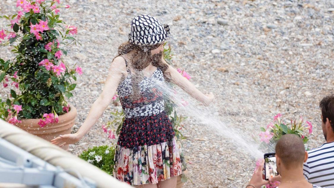 莉莉·柯林斯|她被誉为“赫本接班人”，33岁身材像少女，逆天童颜惹人醉