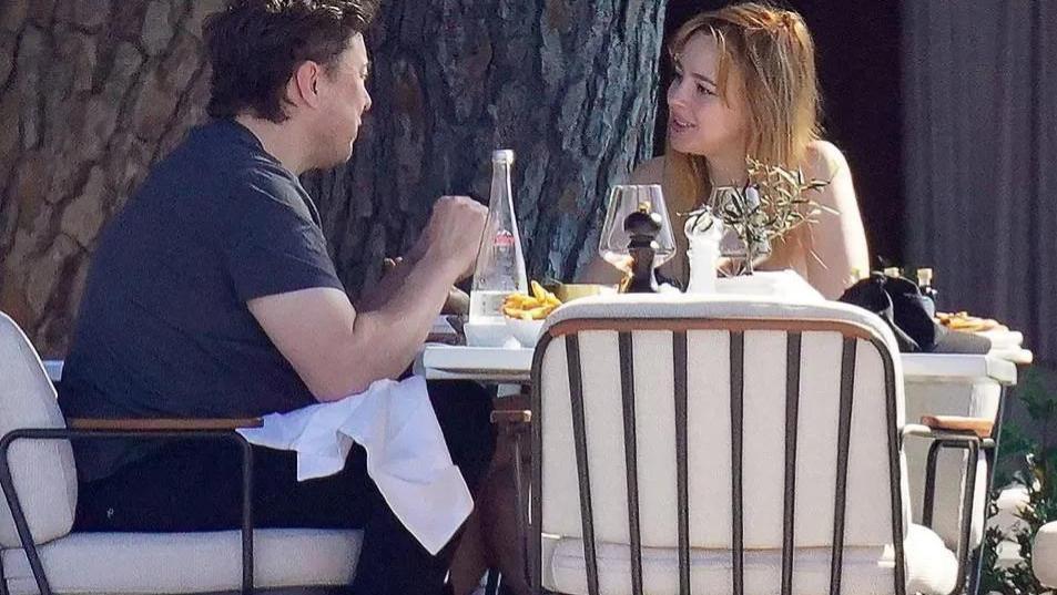 伊隆·马斯克|马斯克与29岁女演员约会，女方14岁出道，金发红唇像真人芭比