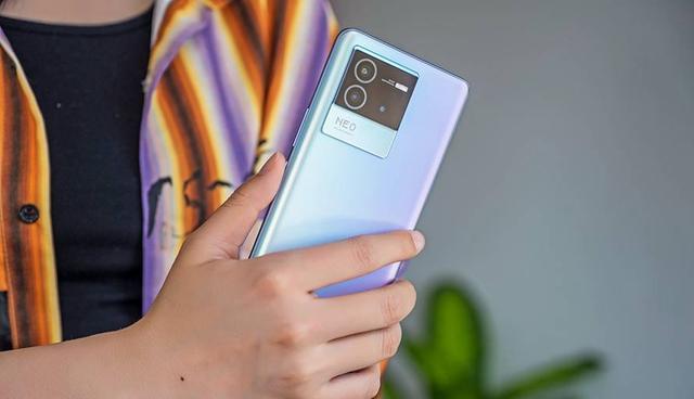 iqoo|iQOO低调爆发，骁龙870+80W闪充+OIS光学防抖，仅1999元