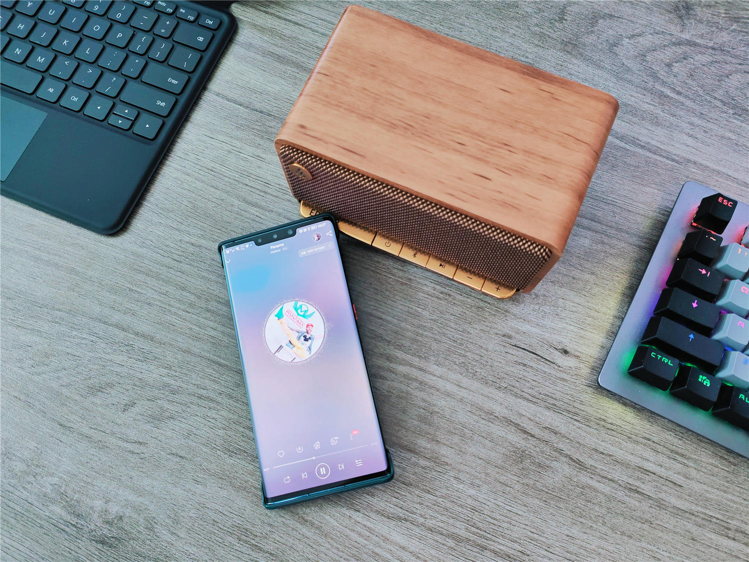 固态硬盘|美伦美唤|颇具辨识度的桌搭好物,漫步者蓝牙音响上手评测