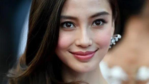 Angelababy|港媒嘲讽baby离婚后变成“独孤精”，资源严重下滑，被孤立排挤