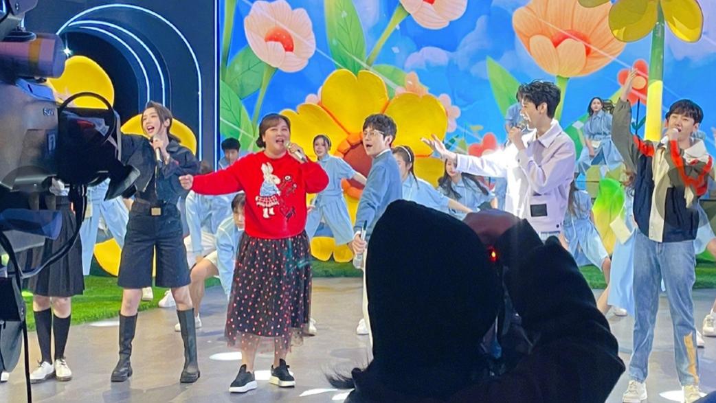 龚俊|龚俊《你好星期六》路透，与贾玲同台，新鲜阵容太有看点