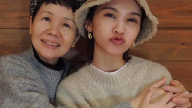 杨丞琳|杨丞琳晒母女合影庆祝妈妈生日 大赞妈妈65岁依旧冻龄