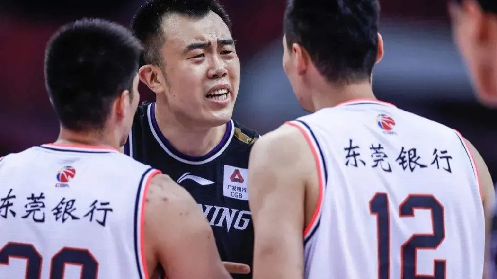 韩德君|暖心一幕！姜文被付豪打中面部，谁注意到韩德君，不愧为球队领袖！