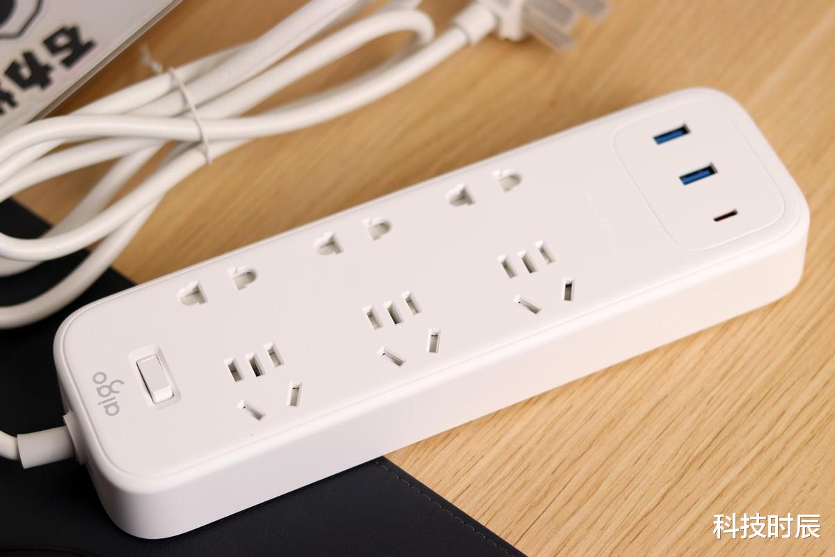aigo|自带65W快充,轻松给电脑充电!aigo六位插座快充版开箱评测