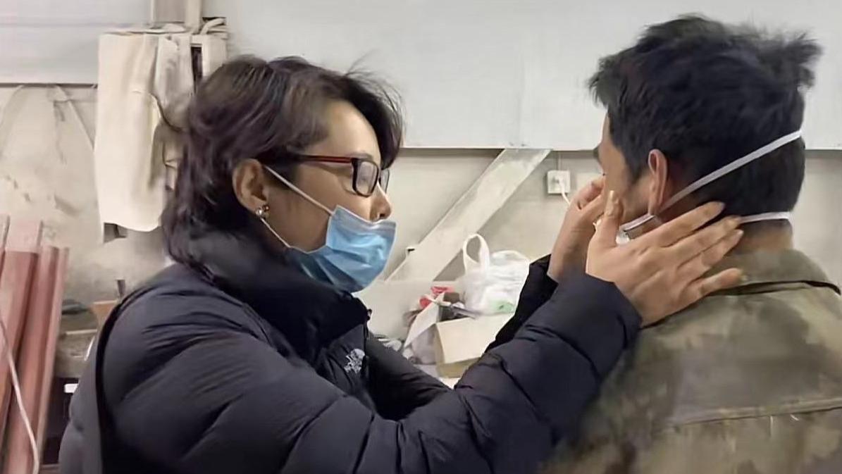 袁立|?49岁袁立现身石材厂，戴黄金珍珠首饰四周满是灰，素颜发福变化大