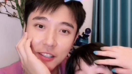 洪欣|张丹峰在家直播，洪欣指甲引热议，网友：和蔡少芬夫妇对比明显