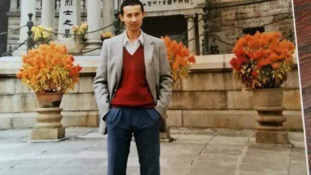 腾格尔|腾格尔晒旧照引网友热议：十里八乡有名的俊后生，头发浓密大长腿