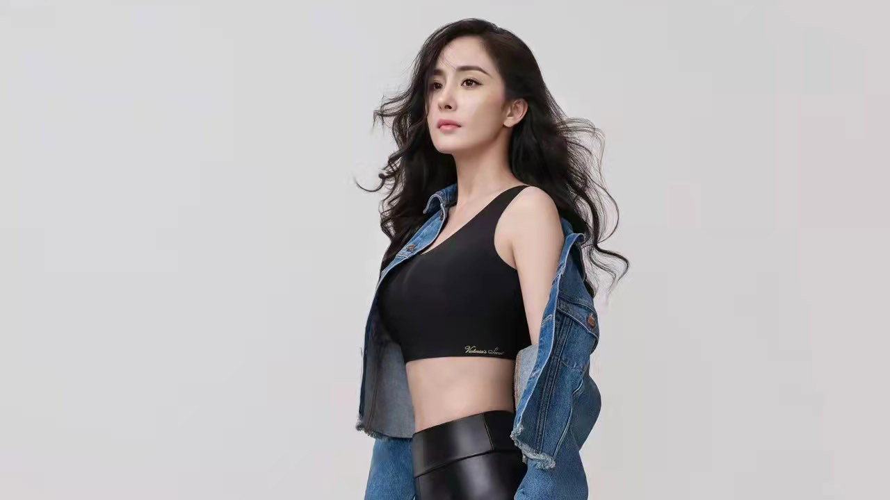 杨幂|杨幂拍摄代言大片，穿露脐背心搭配小脚裤，侧身状态引起热议