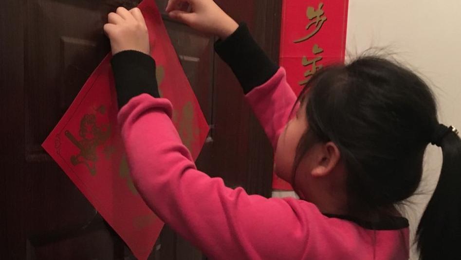 年关将至，“高人一等”贴春联方式，会影响邻里和谐，还不吉利