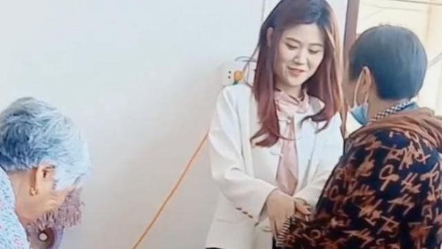 陈萌|陈萌秀大钻戒表白朱小伟，却戴小拇指上暗示单身，网友：未来可欺