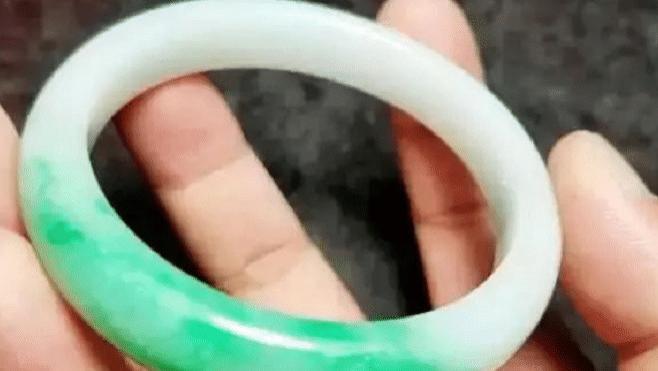 翡翠|3.8万入手的木那黄皮原石，一刀切开“一半白一半绿”？好在结果让他心满意足