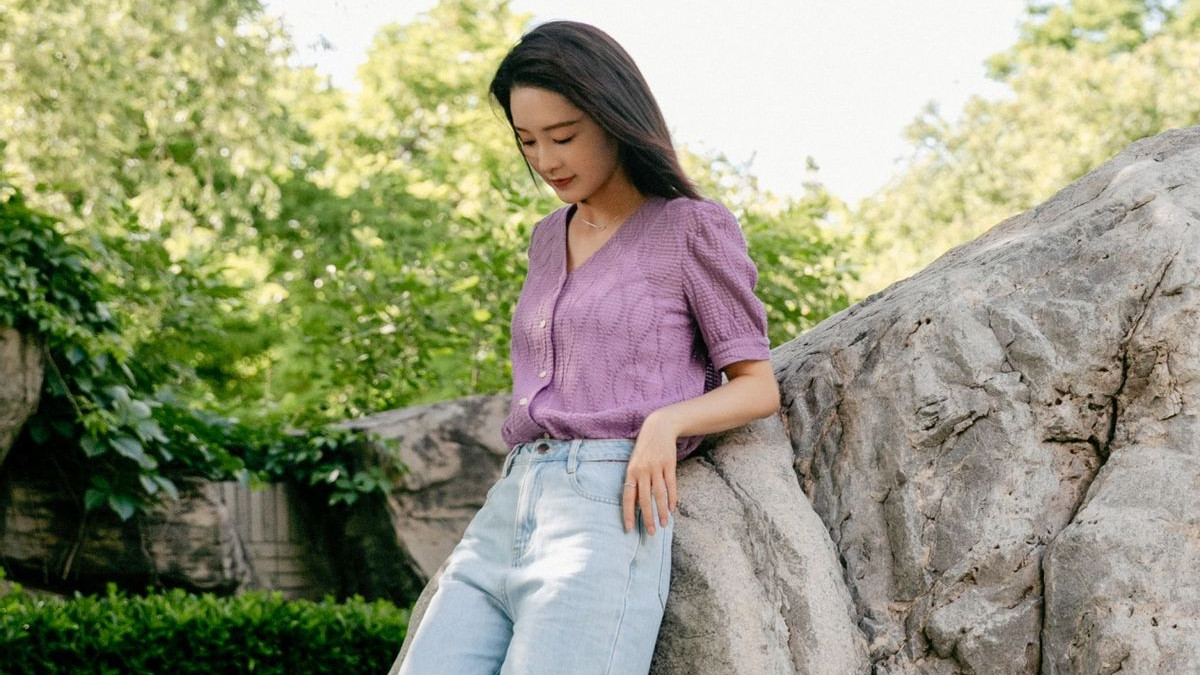 穿衣搭配|李沁对时尚真是有一套，穿的平淡却有超模感，这么穿挺增高的