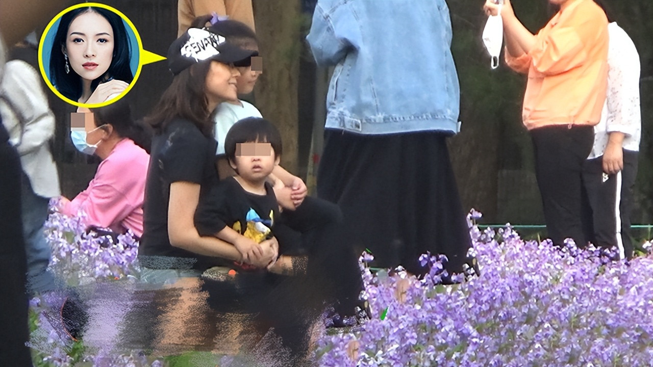 章子怡|章子怡携俩娃逛公园！陪女儿醒醒坐海盗船，2岁儿子长相酷似汪峰